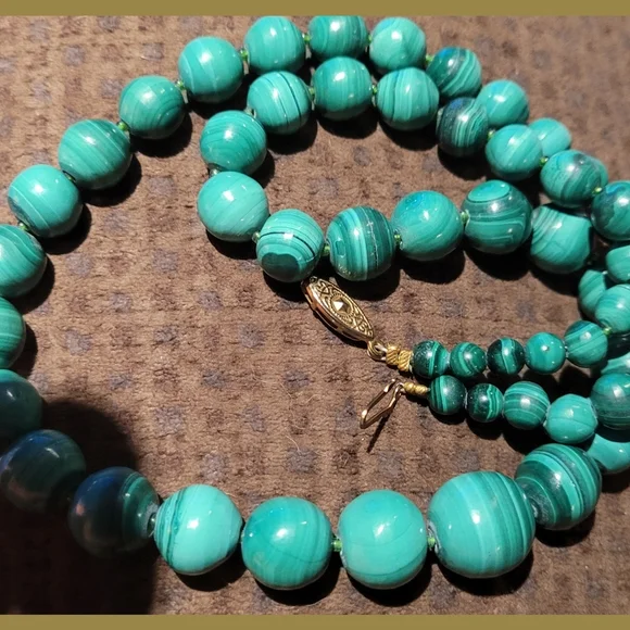 Necklace~Genuine~ Semi-Precious Graduated MALACHITE Necklace~EUC - Picture 2 of 5